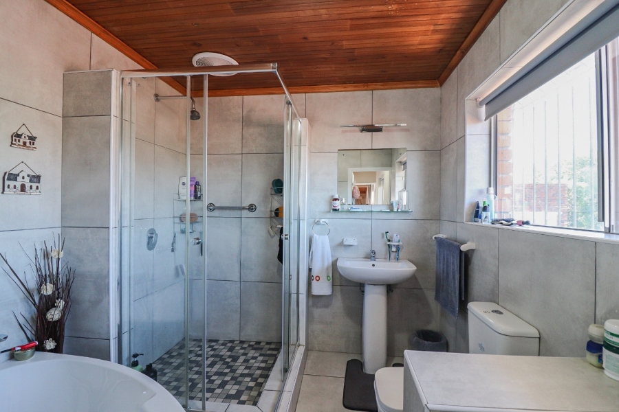 4 Bedroom Property for Sale in De Kelders Western Cape